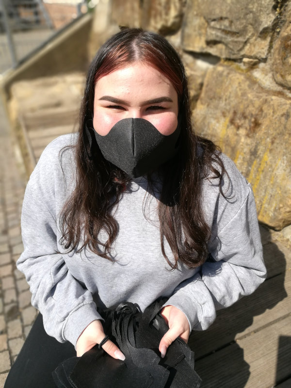 Nazan mit Maske